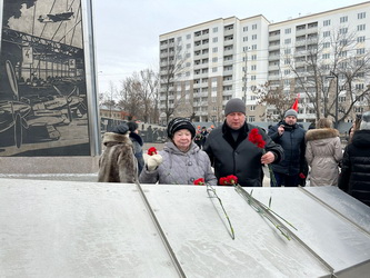 Сергей Агапов принял участие в торжественной церемонии возложения цветов к стеле «Город трудовой доблести»